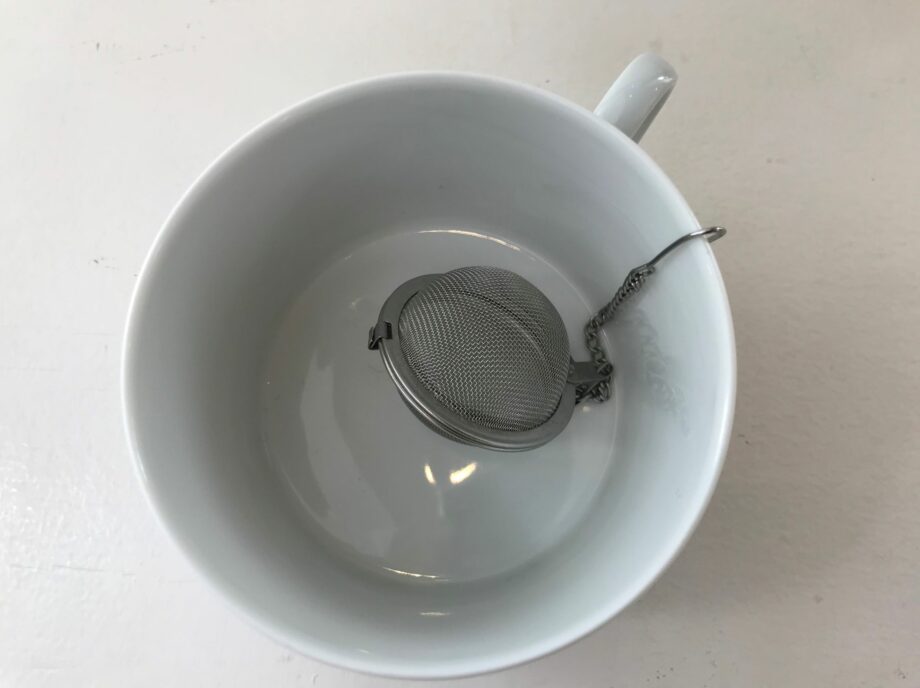 Boule a thé présentée dans la tasse